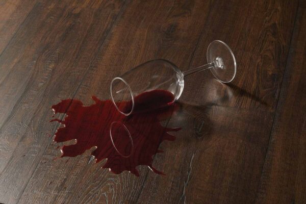 Cum sa indepartezi petele de vin rosu de pe podea