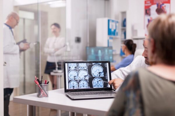 Când trebuie făcut un RMN cerebral