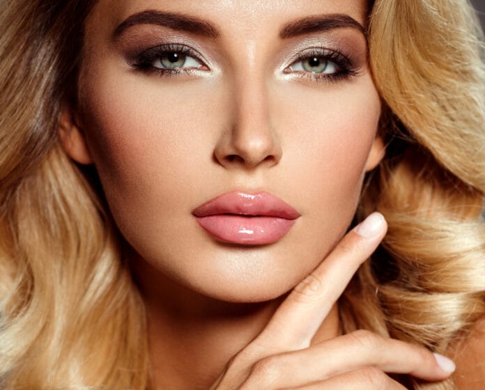 photo-beautiful-young-blond-woman-with-curly-hair-closeup-attractive-sensual-face-white-woman-smokey-eye-makeup