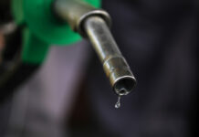 Benzina revine sub pragul de 8 lei după două luni de scumpiri consecutive