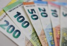 Euro sare de 5,1 lei. Record istoric pe fondul crizei politice