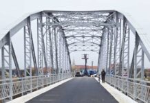 Podul din Arad care mai mult încurcă: „Am întors și am trecut prin apă”