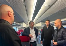 Trenuri noi abandonate în România: 21 de rame stau nefolosite. Reacția dură a ministrului