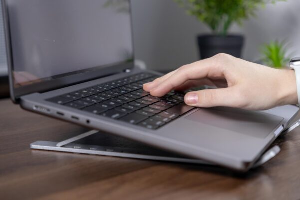 Cum alegi un suport pentru laptop care îmbunătățește poziția de lucru