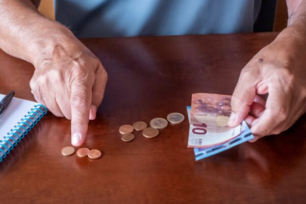 Cum economisești bani atunci când ai un venit mic