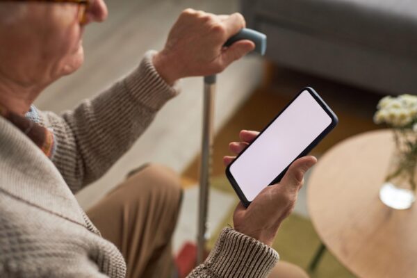 Cum alegi un telefon simplu și ușor de folosit pentru seniori