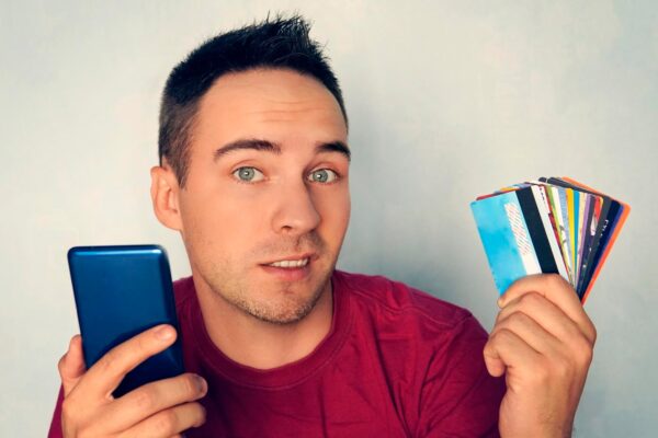 Card de credit sau card de debit: care este diferența și ce alegi