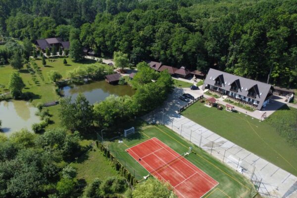 Construiești un teren de sport? 5 decizii care îți pot influența bugetul pe termen lung