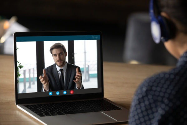 Primul job în HR: ce trebuie să știi înainte să lucrezi cu oameni și documente?